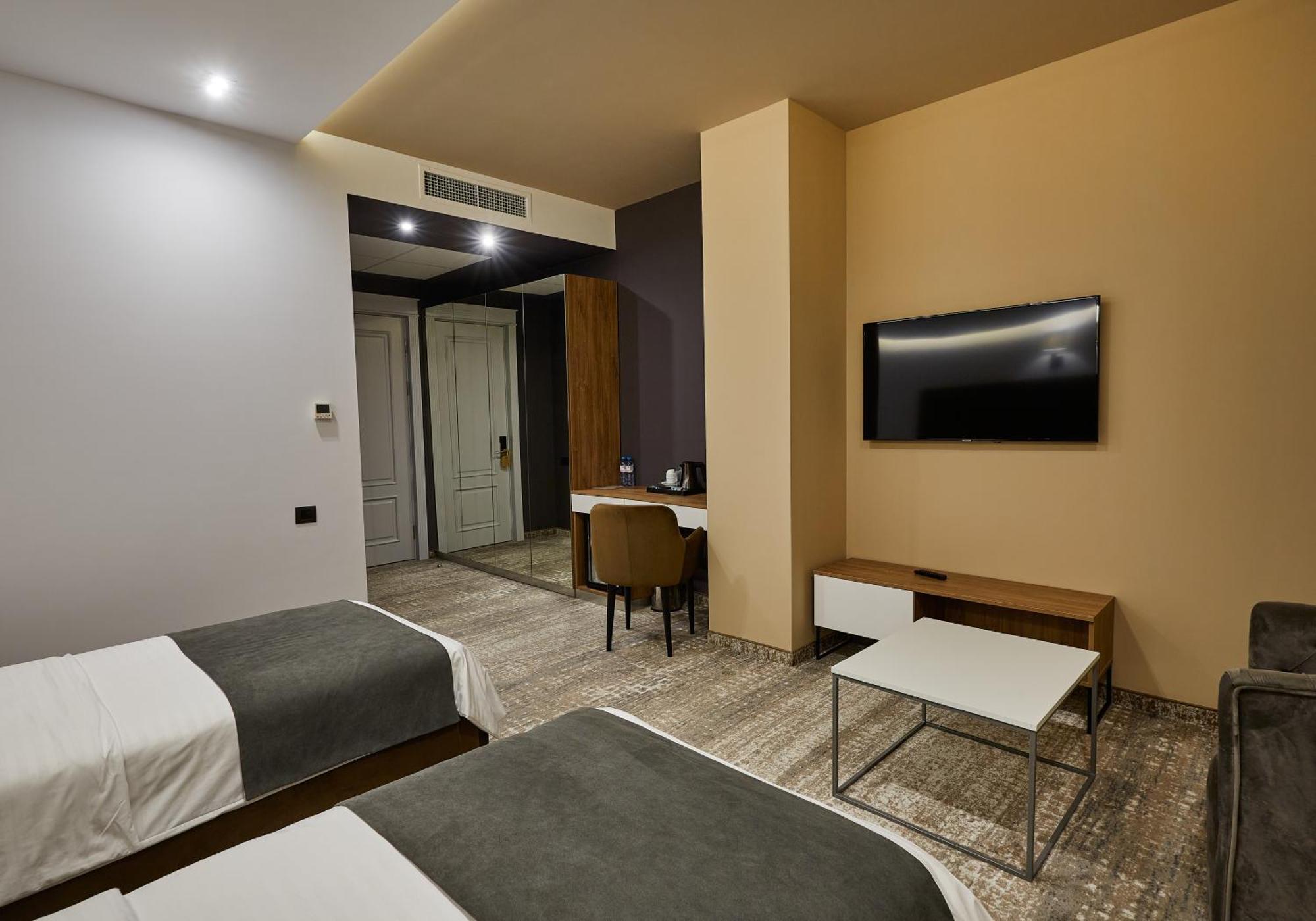Aghababyan'S Hotel Ереван Стая снимка A room at the hotel