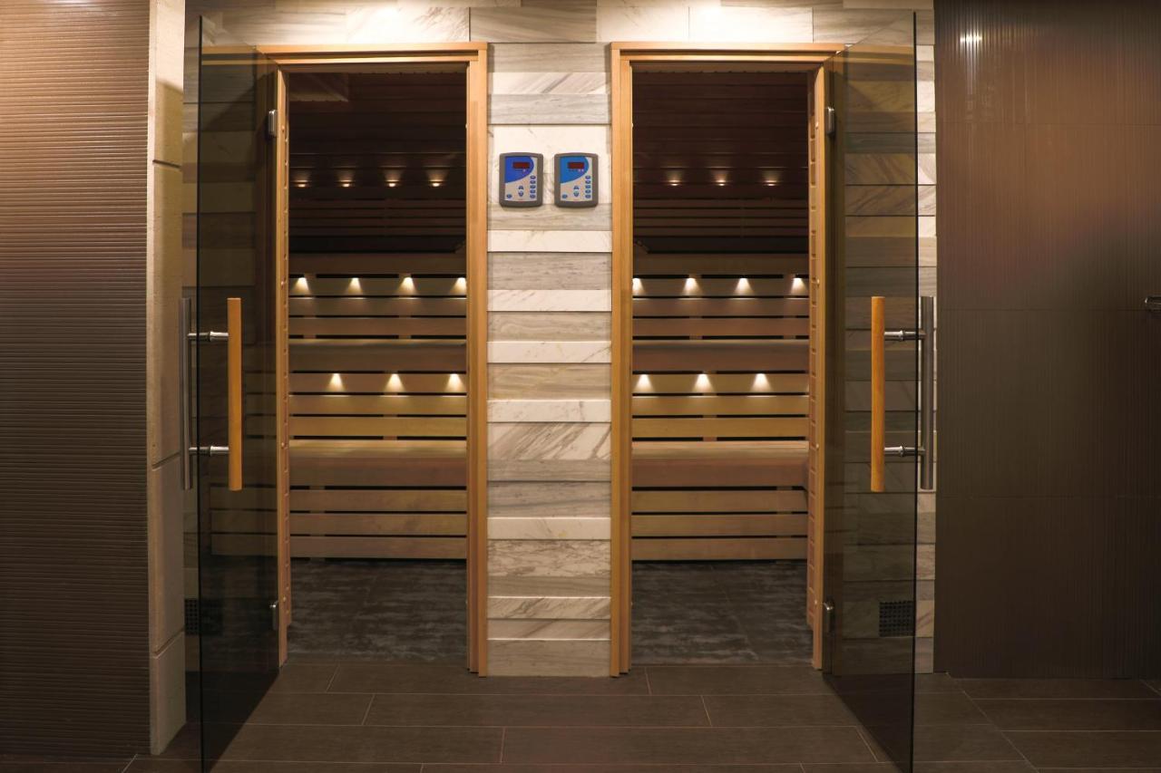 Aghababyan'S Hotel Ереван Екстериор снимка A modern door