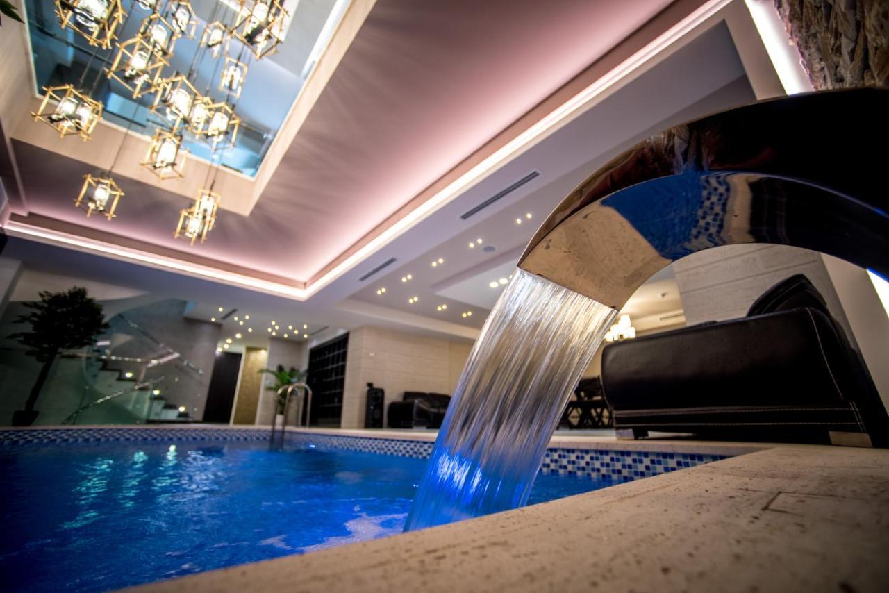 Aghababyan'S Hotel Ереван Екстериор снимка The pool at the hotel