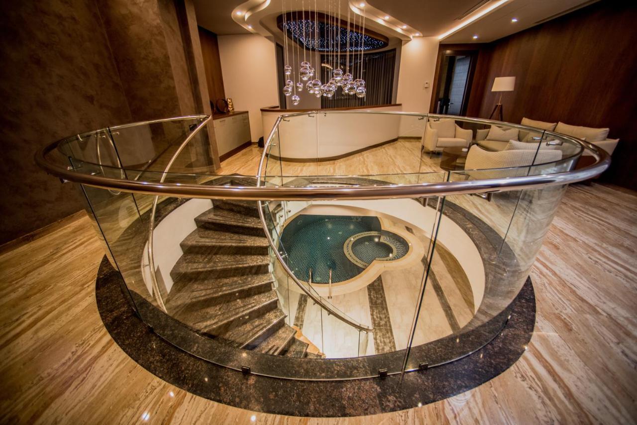 Aghababyan'S Hotel Ереван Екстериор снимка Spiral staircase