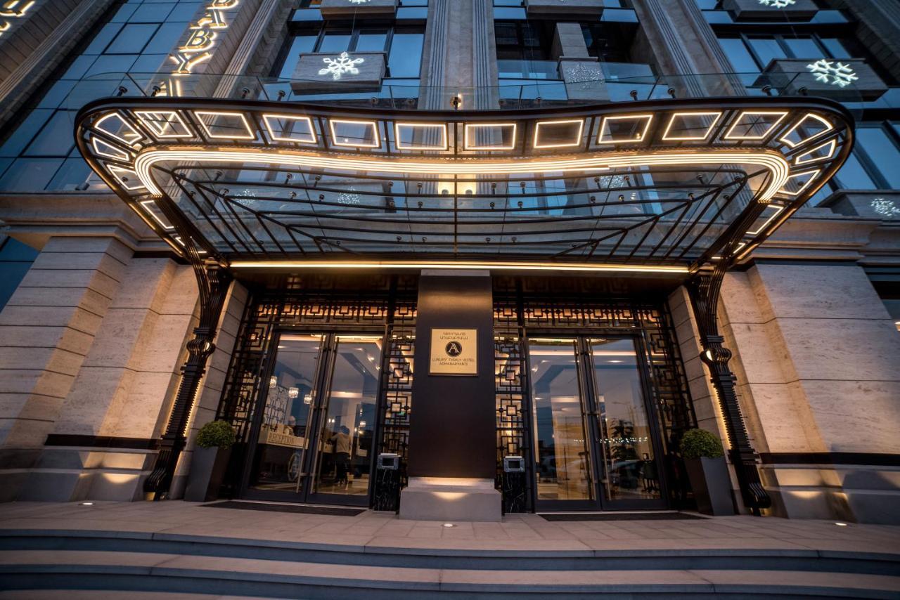 Aghababyan'S Hotel Ереван Екстериор снимка Entrance of the hotel